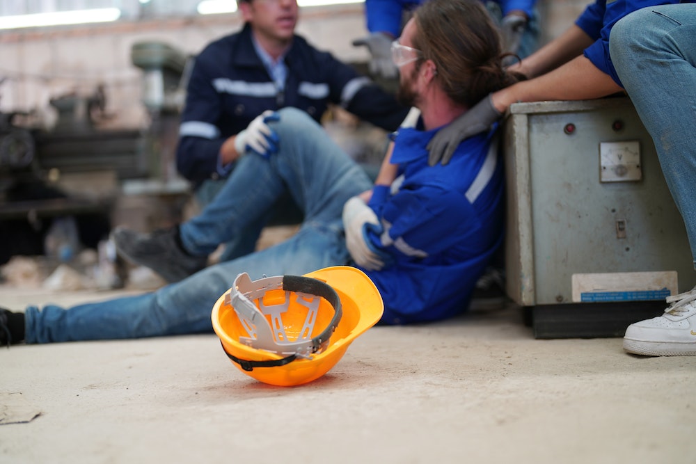 Accident de travail : les règles à respecter en matière de prévention des risques liés aux travaux sur les toitures