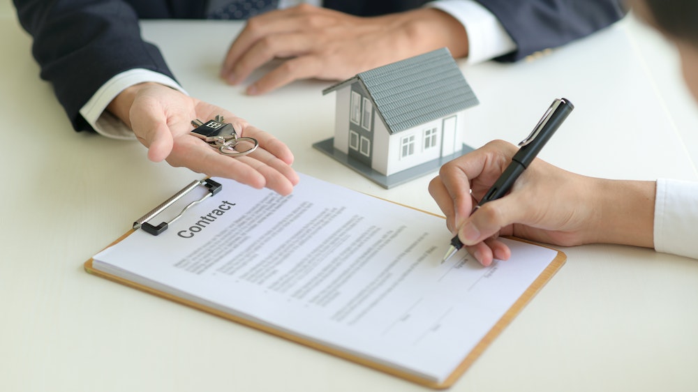 Comment contester un refus de prêt immobilier pour un projet d'acquisition de logement insolite ?
