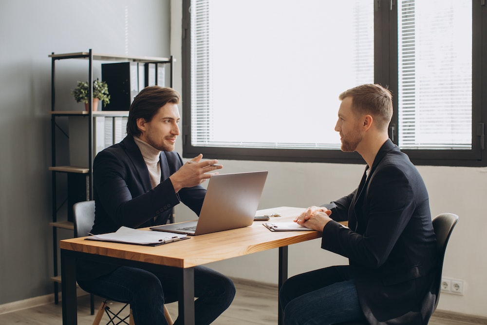 Mettre fin à un contrat de remplacement : quelles sont les règles et les conséquences ?