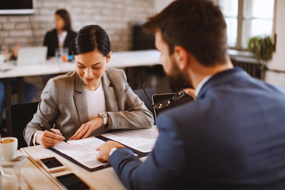 Caractéristiques et qualification du contrat de travail : Un guide complet