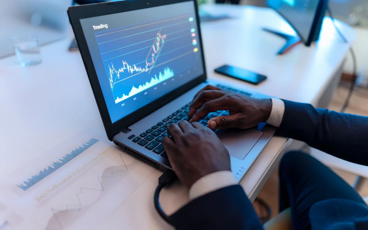 Blockchain et cryptomonnaies : enjeux et implications juridiques